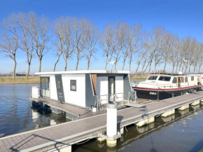 Houseboat Maxim Jr